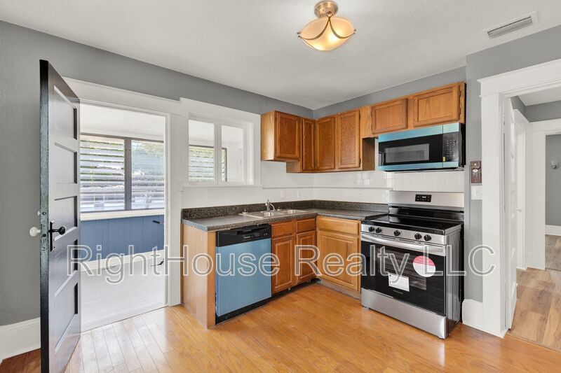Beautifully renovated 3-bedroom, 2-bathroom upstairs apartment in the heart of historic Eustis! property image