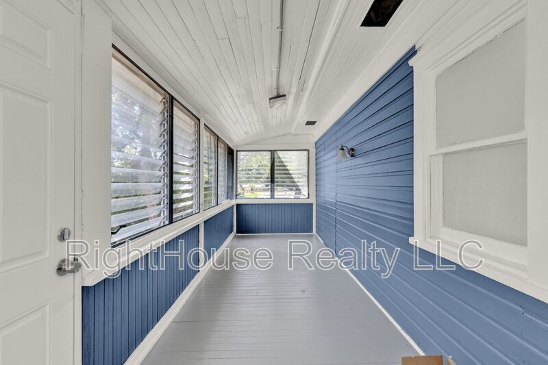 Beautifully renovated 3-bedroom, 2-bathroom upstairs apartment in the heart of historic Eustis! property image