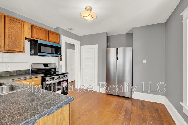 Beautifully renovated 3-bedroom, 2-bathroom upstairs apartment in the heart of historic Eustis! property image