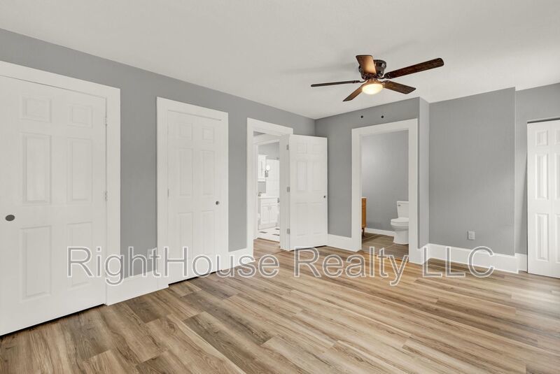 Beautifully renovated 3-bedroom, 2-bathroom upstairs apartment in the heart of historic Eustis! property image