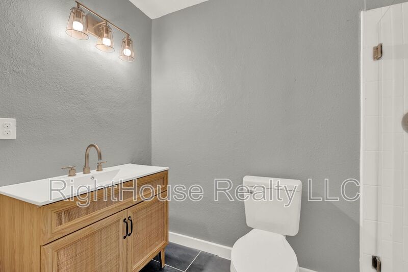 Beautifully renovated 3-bedroom, 2-bathroom upstairs apartment in the heart of historic Eustis! property image