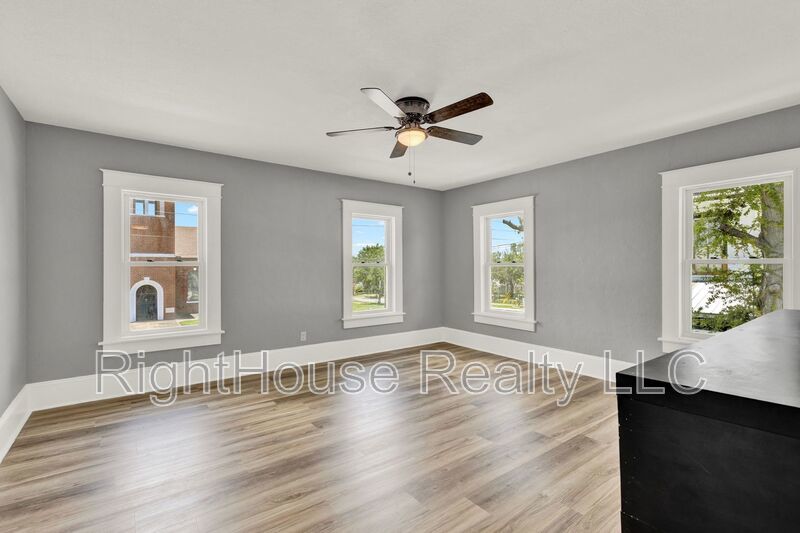 Beautifully renovated 3-bedroom, 2-bathroom upstairs apartment in the heart of historic Eustis! property image