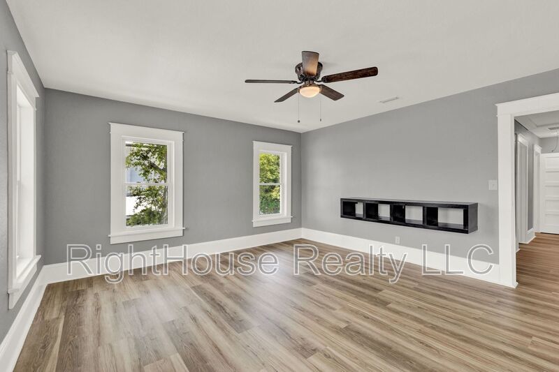 Beautifully renovated 3-bedroom, 2-bathroom upstairs apartment in the heart of historic Eustis! property image