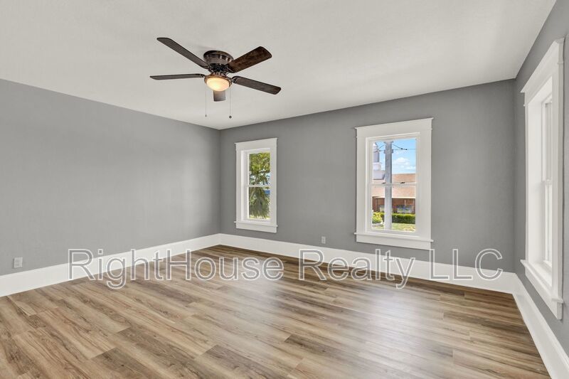 Beautifully renovated 3-bedroom, 2-bathroom upstairs apartment in the heart of historic Eustis! property image