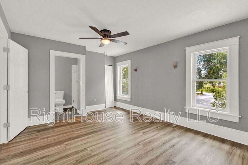 Beautifully renovated 3-bedroom, 2-bathroom upstairs apartment in the heart of historic Eustis! property image