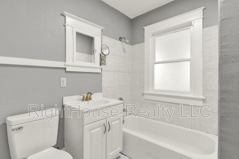 Beautifully renovated 3-bedroom, 2-bathroom upstairs apartment in the heart of historic Eustis! property image