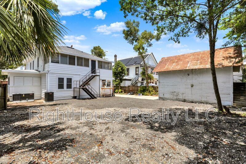 Beautifully renovated 3-bedroom, 2-bathroom upstairs apartment in the heart of historic Eustis! property image