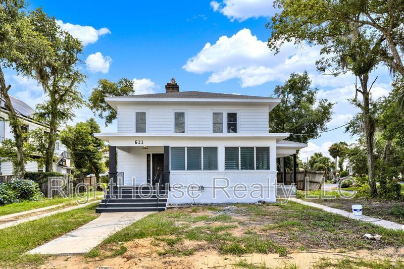 Beautifully renovated 3-bedroom, 2-bathroom upstairs apartment in the heart of historic Eustis! property image
